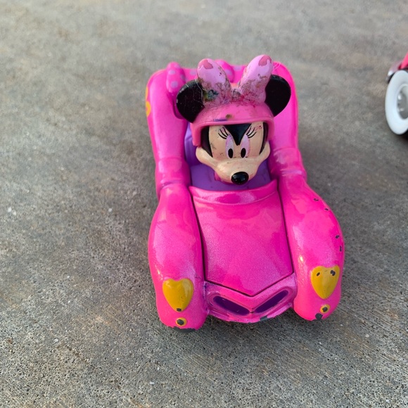 MINNIE MOUSE MICROWAVE WITH MINNIE MOUSE MINI DOLL WITH TWO CARS - Picture 5 of 7